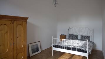 3 habitaciones, escritorio, wifi y ropa de cama