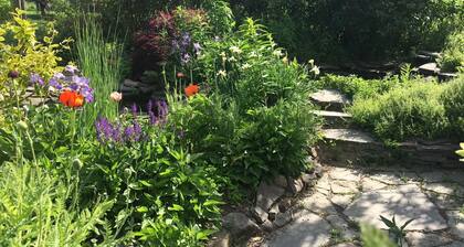 Cozy, Artistic Retreat Surrounded By Waterfalls, Orchards And Gardens