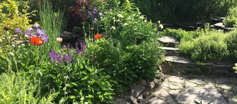 Mysig, konstnärlig reträtt omgiven av vattenfall, fruktträdgårdar och trädgårdar