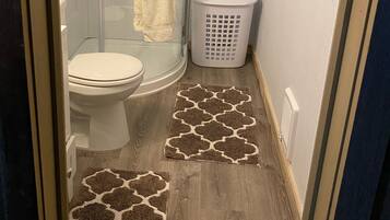 Douche, serviettes fournies, savon, papier de toilette