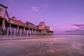 On the beach, sun loungers - Crashing surf, steps to the sand, Pier BEST CONDO IN OLD ORCHARD BEACH (Old Orchard Beach)