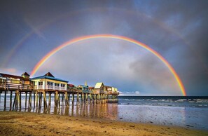 On the beach, sun loungers - Crashing surf, steps to the sand, Pier BEST CONDO IN OLD ORCHARD BEACH (Old Orchard Beach)