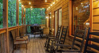 Hoedown Hideaway - Walk to pool/No scary drive/Game room/Prime location/Hot tub