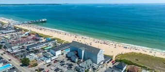 Oceanfront condo!!!!  Steps to 7 mile beach & downtown OOB. 3rd floor w/elevator