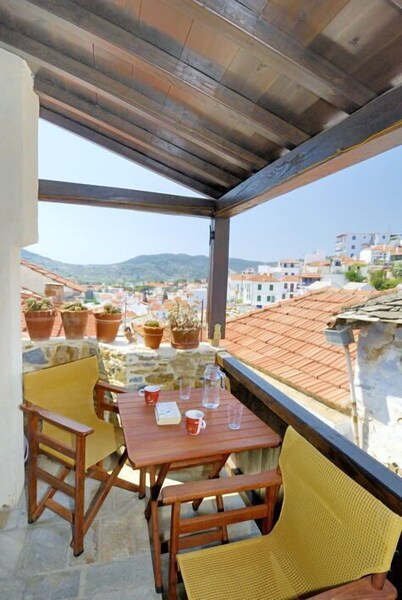 Agapi Julia, tastefully rebuild, copious amounts of luxery. Old town Skopelos