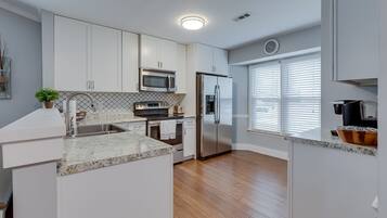 Køleskab, mikrobølgeovn, ovn, kogeplade