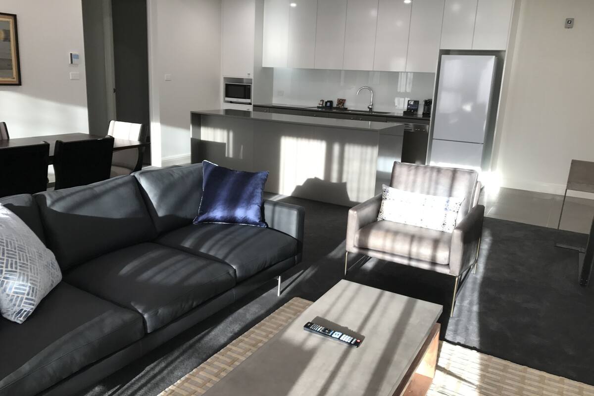 led tv, first-run films