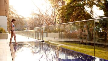 Una piscina al aire libre de temporada