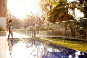 Una piscina al aire libre de temporada