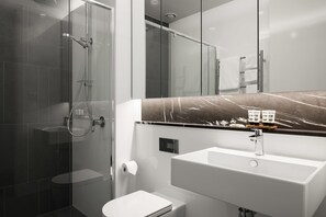 Douche, articles de toilette gratuits, sèche-cheveux