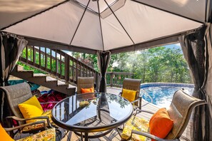 Outdoor dining - Get Away And Relax In Your Quiet, Private Chattanooga House (Chattanooga)