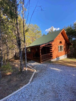 Exterior - Weekend Getaway Cabin (Farmville)