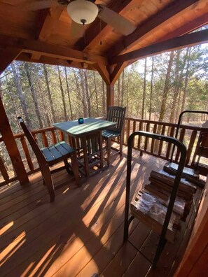 Outdoor dining - Weekend Getaway Cabin (Farmville)
