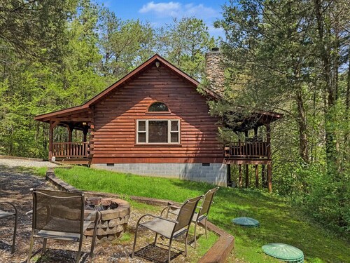 Getaway Cabin | Hot tub + Fire Pit + Trail Access