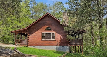Getaway Cabin | Hot tub + Fire Pit + Trail Access