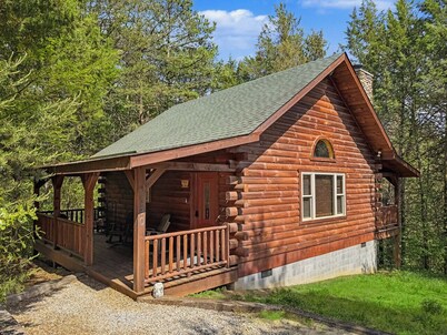 Getaway Cabin | Hot tub + Fire Pit + Trail Access