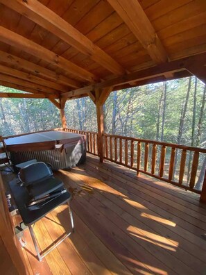 Outdoor spa tub - Weekend Getaway Cabin (Farmville)