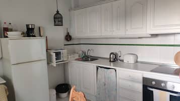 Een koelkast, een magnetron, een oven, een kookplaat