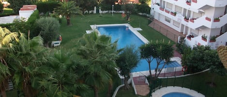 Una piscina al aire libre