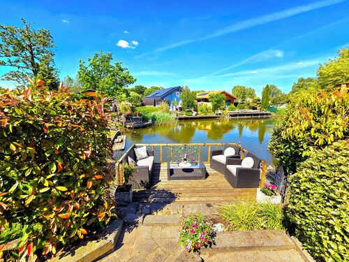 Beautiful setting on the water and 100 meters from the beach!