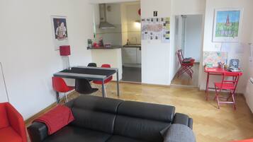 Télévision, lecteur de DVD, livres, chaßne hi-fi