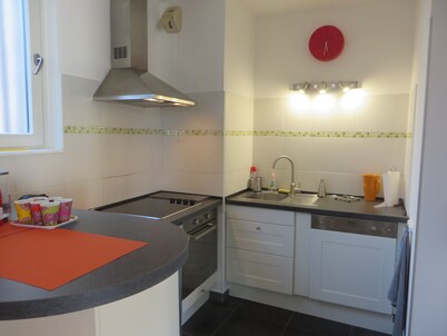 Parking, at the water's edge, opposite the historic center, bright and quiet 74 m²