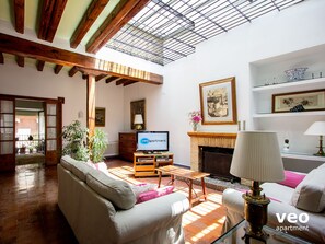 Smart TV, books, stereo