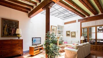 Een smart-tv, boeken en een stereo