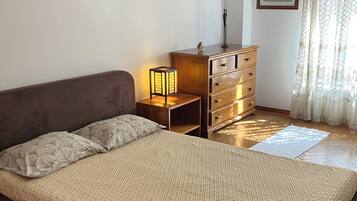 2 bedrooms, desk, iron/ironing board, WiFi