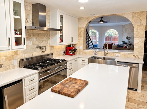 Bachelor  Party HQ, pickleball/golf, 16 beds. DT