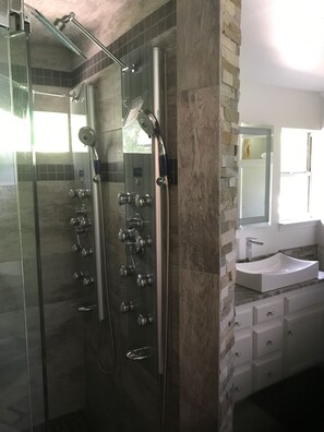 Een haardroger, handdoeken, shampoo, toiletpapier