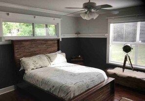 A bedroom with a bed, a ceiling fan, a window with blinds, and a tripod. - Bachelor Pad 18 beds, Golf, Pool, Pickleball, 5min to 6th street (Austin)