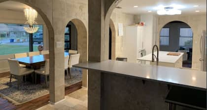 Bachelor Pad 18 beds, Golf, Pool, Pickleball, 5min to 6th street