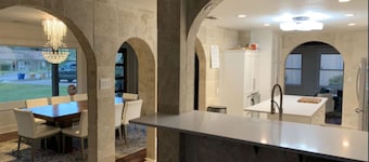 Bachelor Pad 18 beds, Golf, Pool, Pickleball, 5min to 6th street