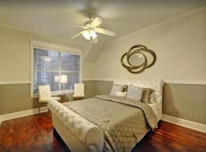 A bedroom with a bed, a chair, a ceiling fan, and a window with blinds. - Bachelor Pad 18 beds, Golf, Pool, Pickleball, 5min to 6th street (Austin)