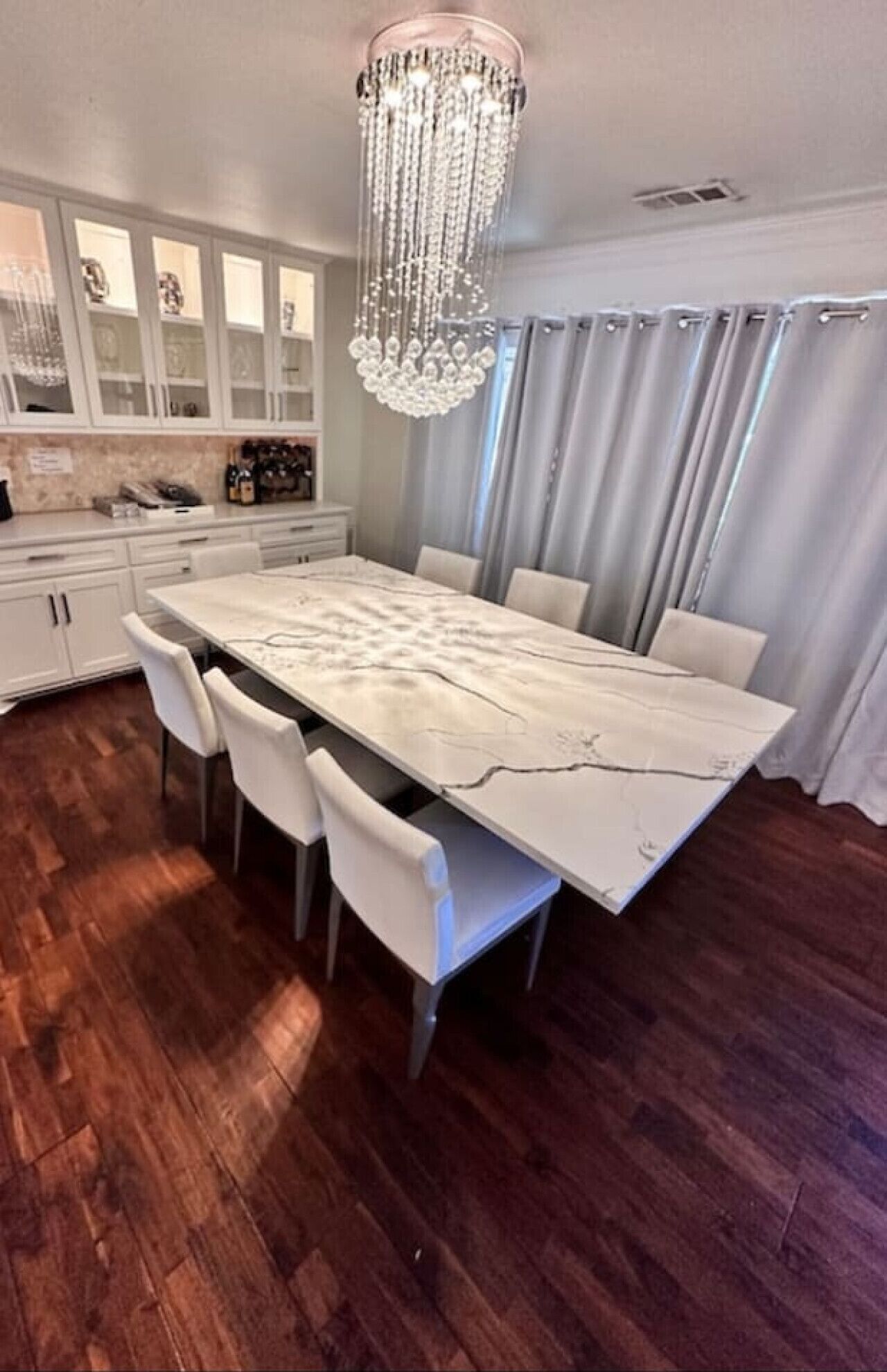 Dining. Bachelor Pad 18 beds, Golf, Pool, Pickleball, 5min to 6th street