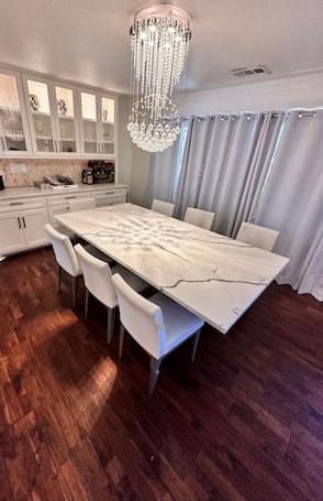 Dining. Bachelor Pad 18 beds, Golf, Pool, Pickleball, 5min to 6th street
