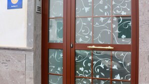 A brown double door with glass panels and a decorative handle. - CASA YOEL "PRIVACY, WARMTH, GUARANTEED REST, IDEAL FOR FAMILIES, NEW !!! (Granadilla)