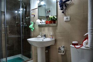Ensemble douche/baignoire, sèche-cheveux, bidet, serviettes fournies