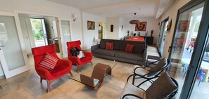 Télévision, baby-foot, table de tennis de table