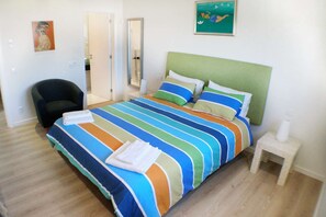 5 Schlafzimmer, Schreibtisch, Bügeleisen/Bügelbrett, WLAN