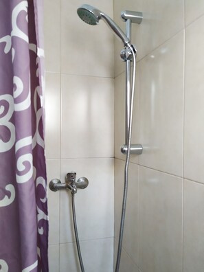 Ensemble douche/baignoire, sèche-cheveux, serviettes fournies, savon