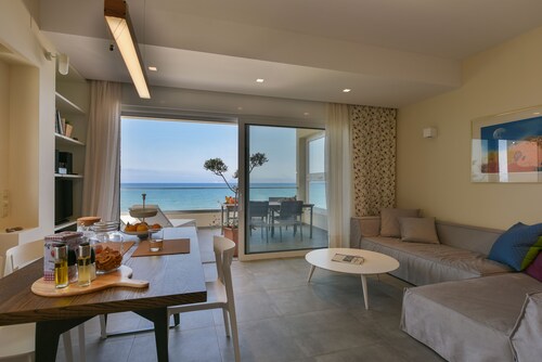 Pasithea Suite | Beachfront Getaway
