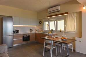 Refrigerador, horno, parrilla de estufa y cafetera y tetera