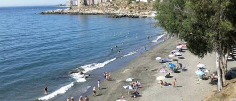 Playa en los alrededores y camastros