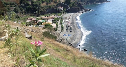 FÜR SEINE IDEALE GEOGRAPHISCHE LAGE, UM STRAND- UND BERGTOURISMUS ZU MACHEN UND