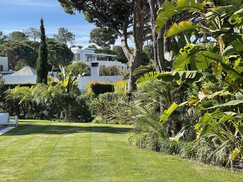 Luxurious Villa with Large Pool, central but quiet area of Vale do Lobo resort
