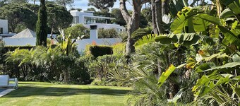Luxurious Villa with Large Pool, central but quiet area of Vale do Lobo resort