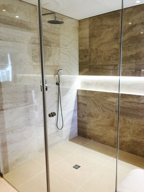 Combined shower/tub, hair dryer, bidet, towels - Luxurious Villa with Large Pool, central but quiet area of Vale do Lobo resort (Vale do Lobo)