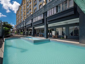 Una piscina al aire libre